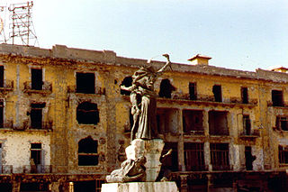 The Martyr's Square statue in Beirut, 1982, during the civil war, Photo by James Case, from Flickr.